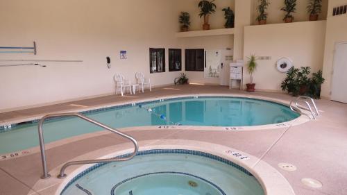 Baymont Inn & Suites by Wyndham Holbrook - image 3