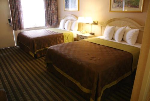 Deluxe Queen Room with Two Queen Beds - Non-Smoking