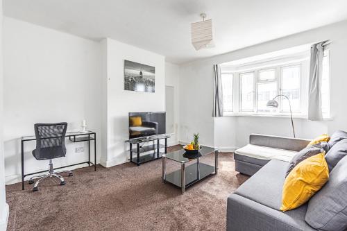 Aldgate Grand Apartment By Flexystays, , London