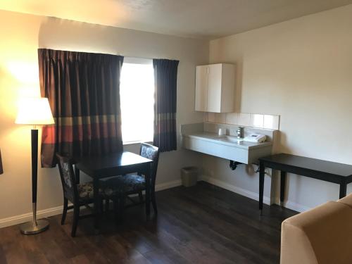 Manhattan Inn & Suites