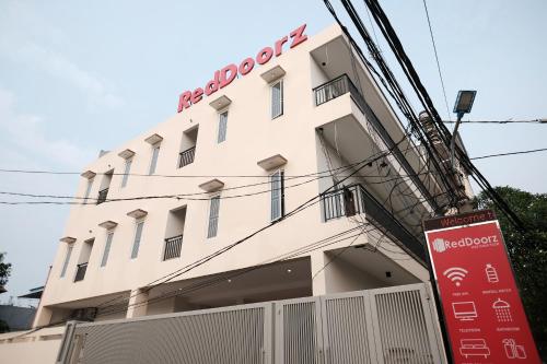 Foto - RedDoorz near Taman Palem