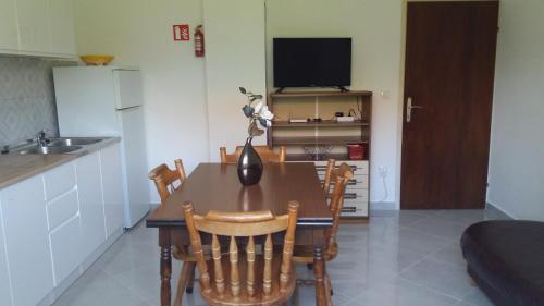 One-Bedroom Apartment image 3