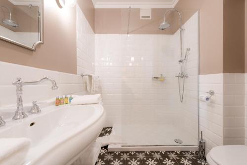 Deluxe Suite with Balcony and Lake View