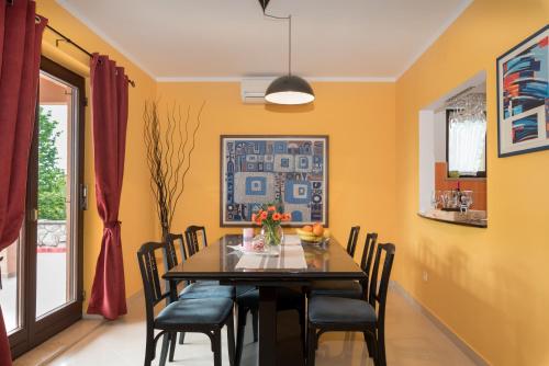 Sunset holiday home with pool and large, mature garden in Topid