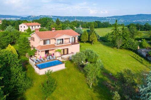 Sunset holiday home with pool and large, mature garden in Topid