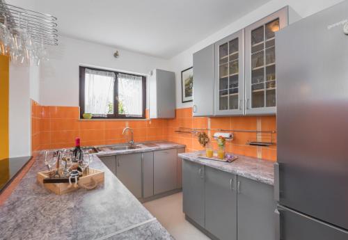 Sunset holiday home with pool and large, mature garden in Topid