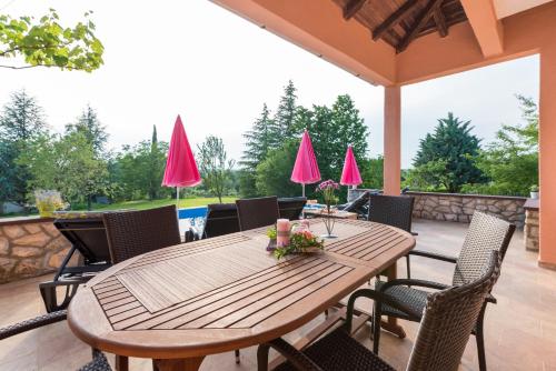 Sunset holiday home with pool and large, mature garden in Topid