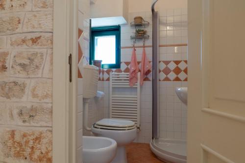 Bathroom, Stile e relax nei trulli by Wonderful Italy in Villaggio del Fanciullo