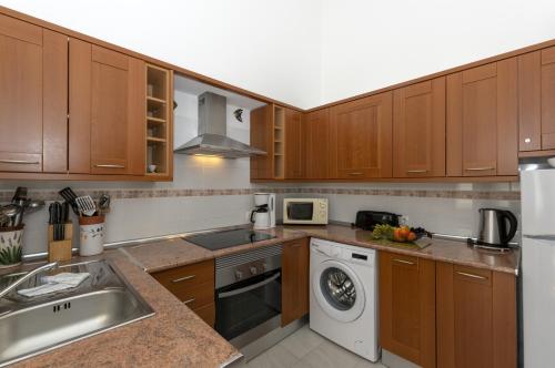 Three-Bedroom Villa with Garden View image 5