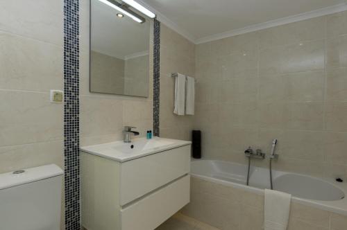 One-Bedroom Apartment with Sea View image 4