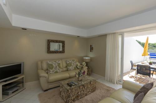 One-Bedroom Apartment with Sea View image 2