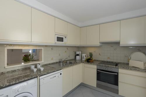 One-Bedroom Apartment with Sea View image 3
