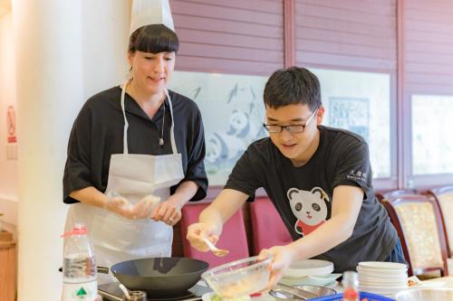 Wenjun Courtyard Hotel ---5 mins walk from Tonghuimen metro station, near Tianfu square, close by culture park and Sichuan opera house, English speaking service, local tours