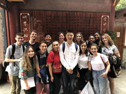 Wenjun Courtyard Hotel ---5 mins walk from Tonghuimen metro station, near Tianfu square, close by culture park and Sichuan opera house, English speaking service, local tours