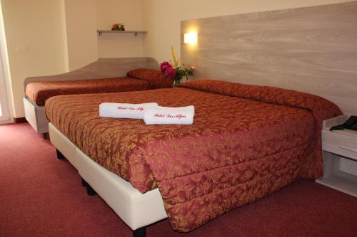 1 queen bed, 2 bunk beds