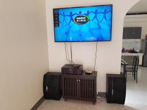 OMG Guesthouse Room for 3 Upper level in サマール区 サマール島