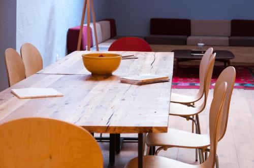 Oprema, Ura Hostel in Prizren