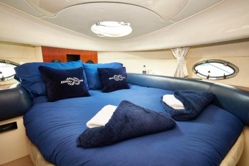 Y-Knot-Two Bedroom Luxury Motor Boat In Lymington