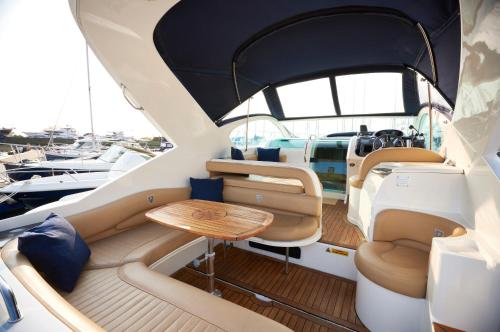 Y-Knot-Two Bedroom Luxury Motor Boat In Lymington