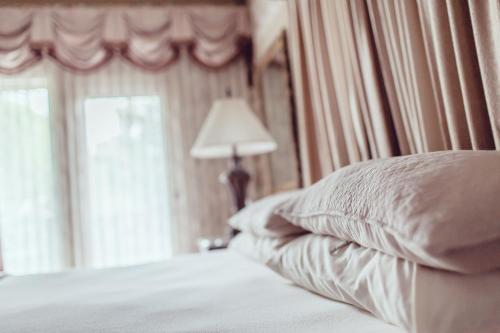 Twin Pine Manor Bed & Breakfast