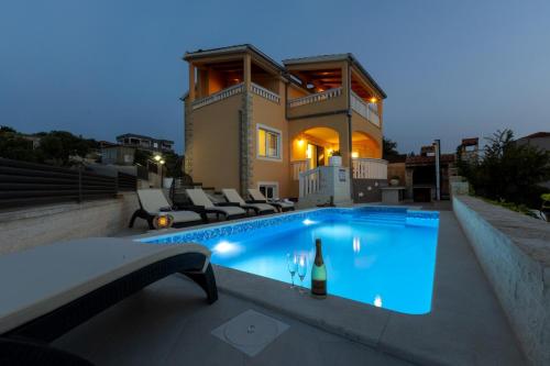Seaside family friendly house with a swimming pool Razanj Rogoznica - 17071 
