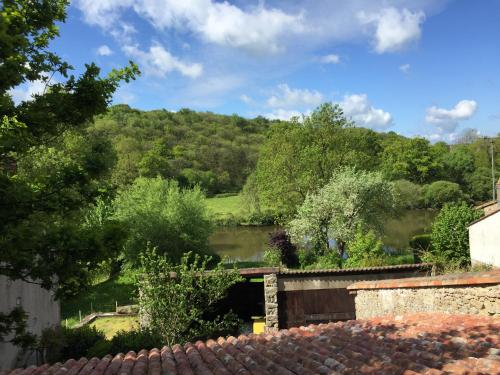 MAISON EN BORD DE RIVIERE - A 15 min du Puy du Fou
