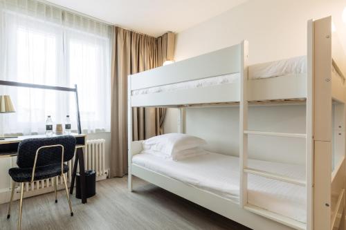 1 queen bed, 1 bunk bed