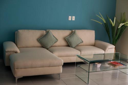 Near airport, 2 bedrooms, 6 guests, pool!