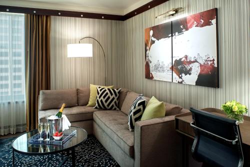 Luxury King Suite image 10