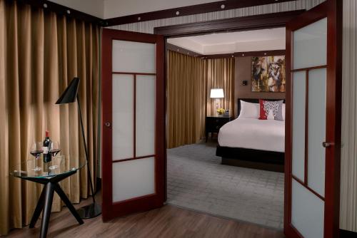 Prestige King Suite - Corner Room