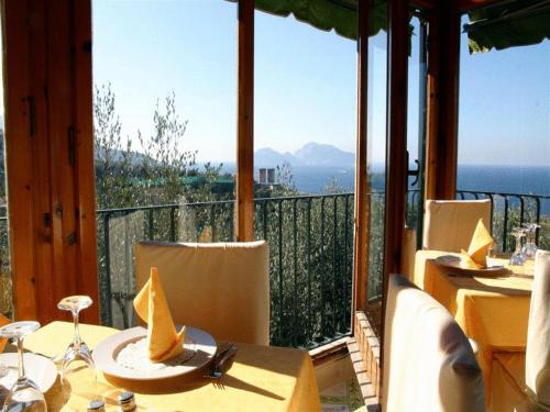 Ресторан, Hotel Villa Pina Antico Francischiello in Маса Любренсе