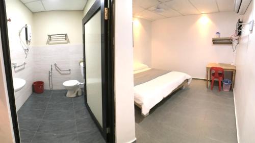 Deluxe Double Room image 5