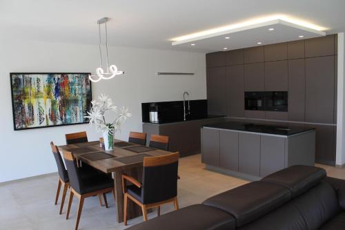 Großes Apartment im Zentrum von Dresden, 2 Schlafzimmer, 2 Bader, Balkon 297m von Energie Museum entfernt