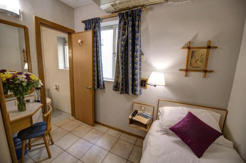 Single Room image 3