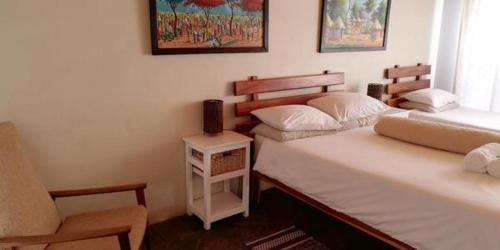 1 double bed, 2 twin beds