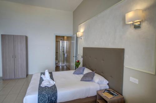 Triple Room with Sea View image 9