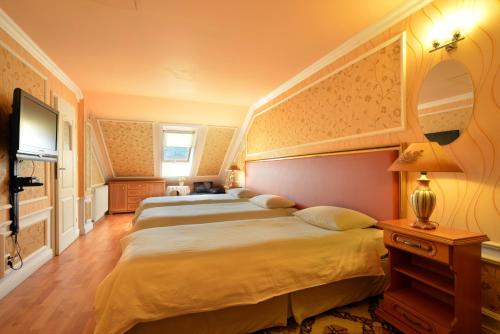 3 twin beds