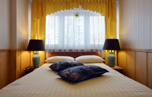 2 bedrooms, 3 beds