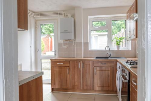 Modern & Elegant 3BR 15mins close to Gatwick- Dickens House