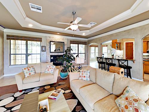 New Listing! Luxurious Estate With Lakeside Views! Home - main image