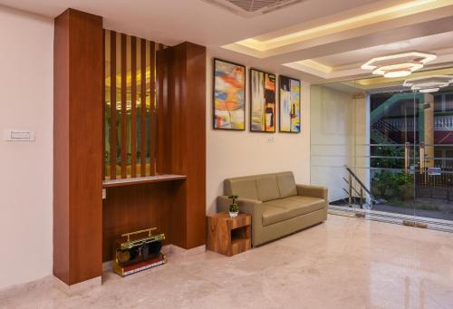 Lobby, Kensington Suites near Brookfield Hospital