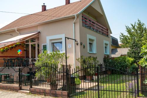  Lake Balaton Apartmanház, Pension in Siófok