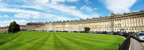 View, Stunning Royal Crescent Apartment with 3 Bedrooms in Lower Weston