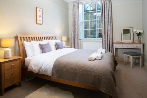 Stunning Royal Crescent Apartment with 3 Bedrooms, Bath (photo 2)