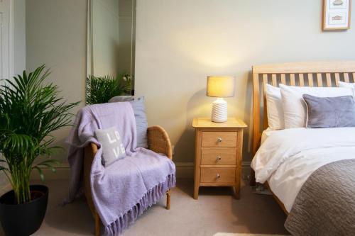 Stunning Royal Crescent Apartment with 3 Bedrooms, Bath (photo 5)