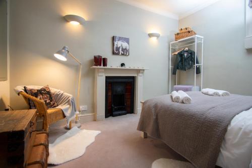 Stunning Royal Crescent Apartment with 3 Bedrooms, Bath (photo 4)