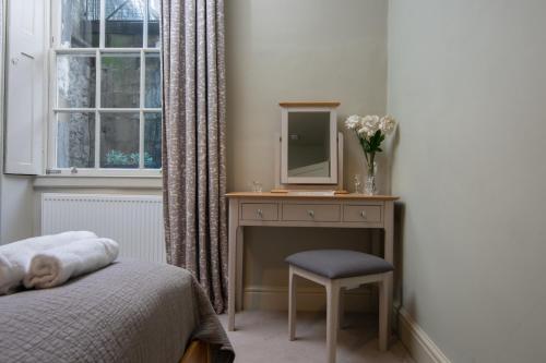 Stunning Royal Crescent Apartment with 3 Bedrooms, Bath (photo 6)