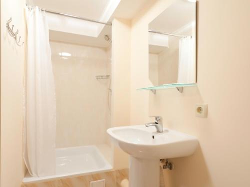 Zenith Hotel - image 2