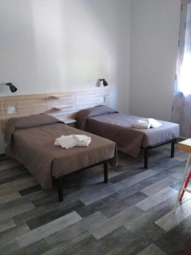 2 twin beds