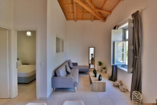  Douskos Beach House in Hydra